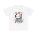 Weißes T-Shirt mit niedlicher Anime-Katze im rosa-blauen Hoodie – charmantes Design mit Rasterhintergrund im 90s-Stil, perfekt für Catgirls & Cosplay-Fans.