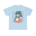 Hellblaues Shirt mit japanisch inspiriertem Anime-Design: Mädchen mit Katze vor grafischem Raster. Verträumt und charmant – für Fans zarter Illustrationen und Pastelltöne.