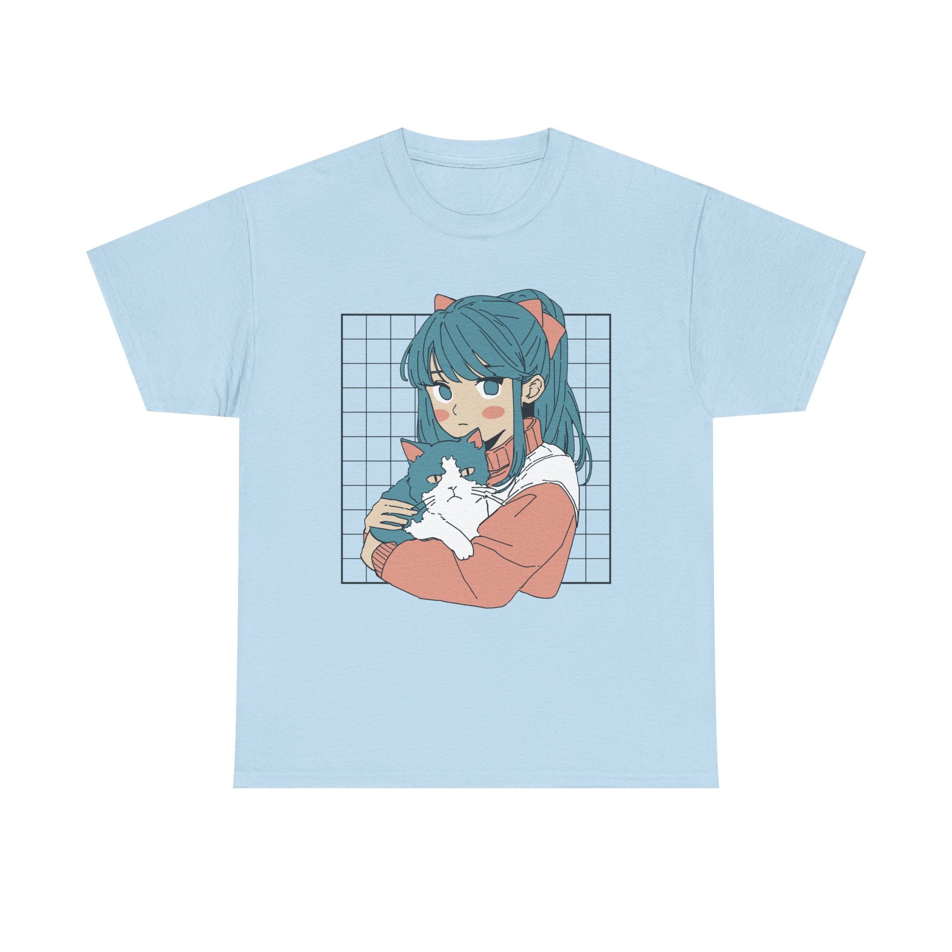 Hellblaues Shirt mit japanisch inspiriertem Anime-Design: Mädchen mit Katze vor grafischem Raster. Verträumt und charmant – für Fans zarter Illustrationen und Pastelltöne.