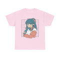 Hellrosa T-Shirt mit süßem Anime-Stil: Mädchen mit blauer Katze vor Rasterhintergrund – soft, verspielt und ein Muss für alle, die rosa & Japan-Ästhetik lieben.