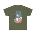 T-Shirt in trendigem Army-Green mit femininem Anime-Print – das Kontrastspiel aus zarten Motiven und kräftiger Farbe macht dieses Shirt einzigartig.