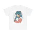 Weißes T-Shirt mit Anime-Motiv: Ein Mädchen mit türkisblauen Haaren und rotem Haarband hält eine flauschige weiße Katze vor einem Gitterhintergrund. Sanftes, liebevolles Design für Fans von Anime-Ästhetik und Katzen.