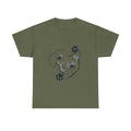 T-Shirt in Militärgrün mit coolem Dog-vs-Cat Design – halb Hund, halb Katze mit Pawprints. Ausdrucksstark für Pet Lovers mit Haltung.