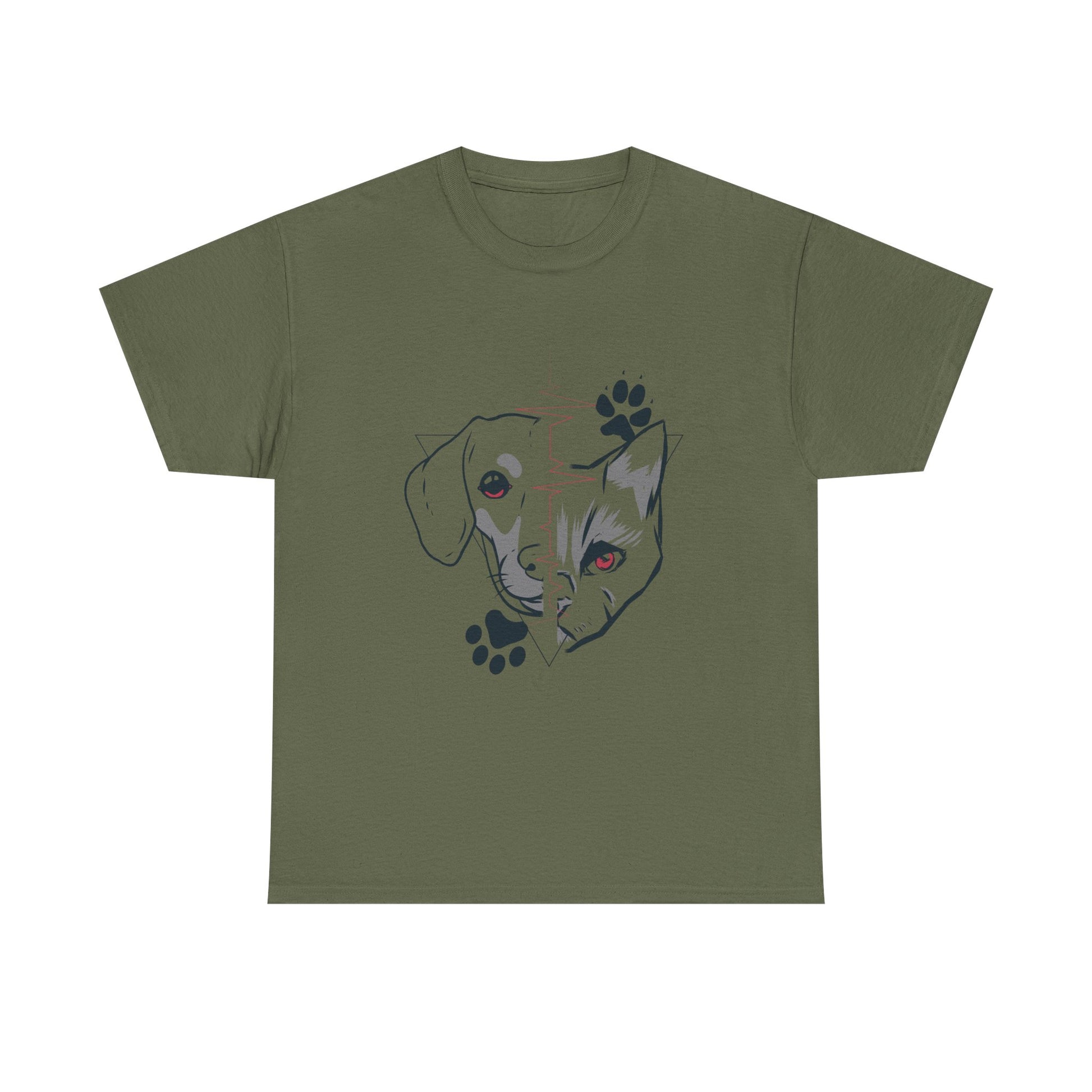 T-Shirt in Militärgrün mit coolem Dog-vs-Cat Design – halb Hund, halb Katze mit Pawprints. Ausdrucksstark für Pet Lovers mit Haltung.