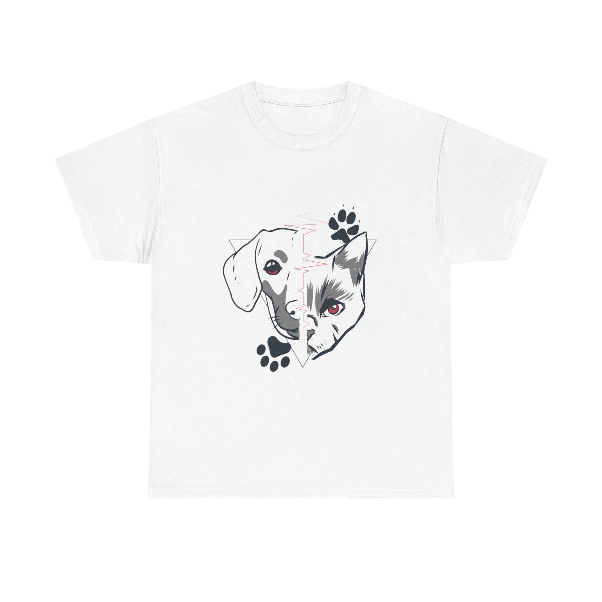 Weißes T-Shirt mit markantem „Dog vs. Cat“-Motiv: Ein stilisiertes, diagonal geteiltes Gesicht aus Hund und Katze, ergänzt durch Pfotenabdrücke – minimalistischer Look mit klarer Kontrastlinie für Tierfans mit Humor.