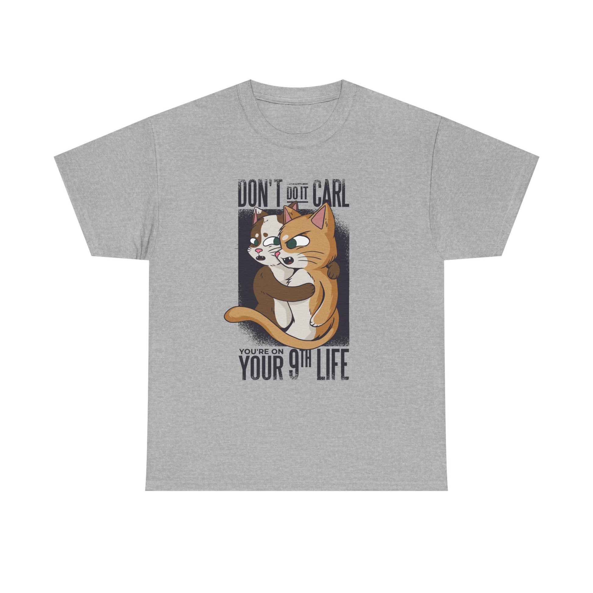 Graues Shirt mit comicartiger Katzen-Szene und frechem Spruch – ein lustiges Statement für Tierliebhaber:innen mit Sinn für Ironie.