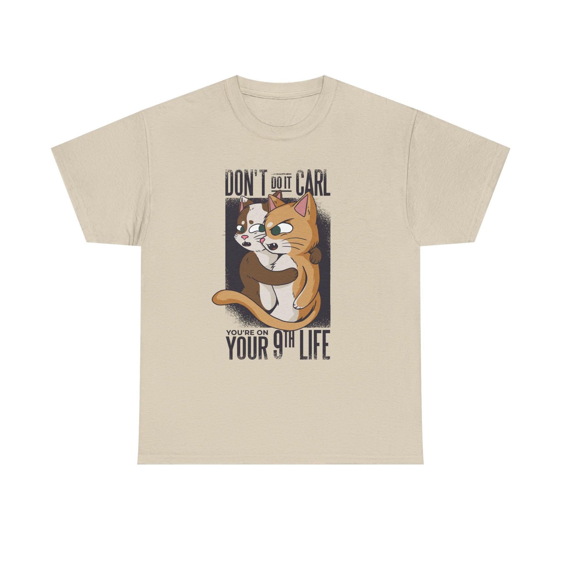 T-Shirt in Sand mit ironischem Katzenmotiv – zwei Miezen im emotionalen Moment, dazu der Text „You’re on your 9th Life“. Lässig, lustig, anders.