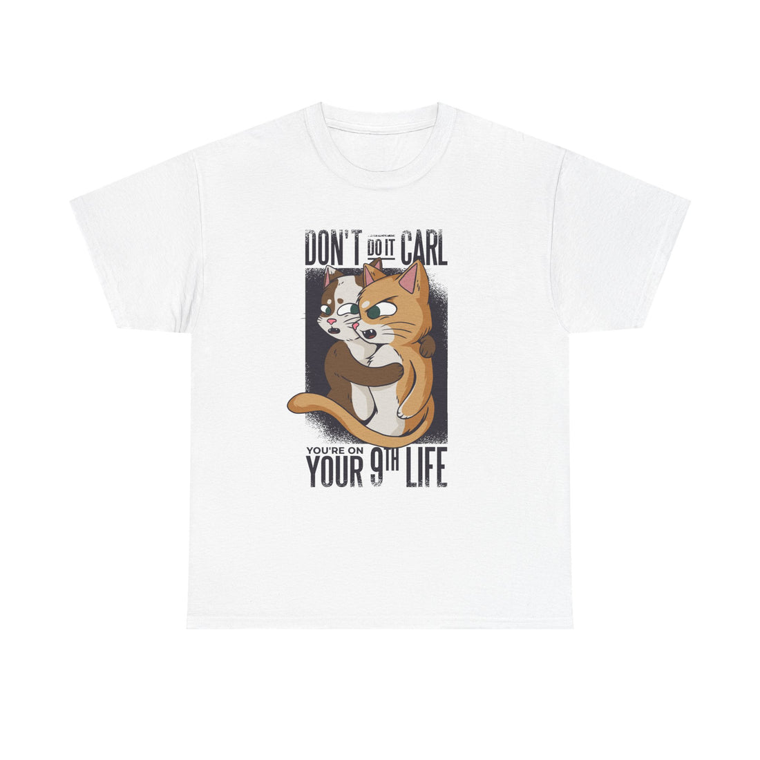 Weißes T-Shirt mit witzigem Comic-Motiv zweier Katzen – die eine hält die andere zurück, darüber der Text „Don’t do it Carl, you’re on your 9th life“. Ideal für Katzenfreunde mit schwarzem Humor.
