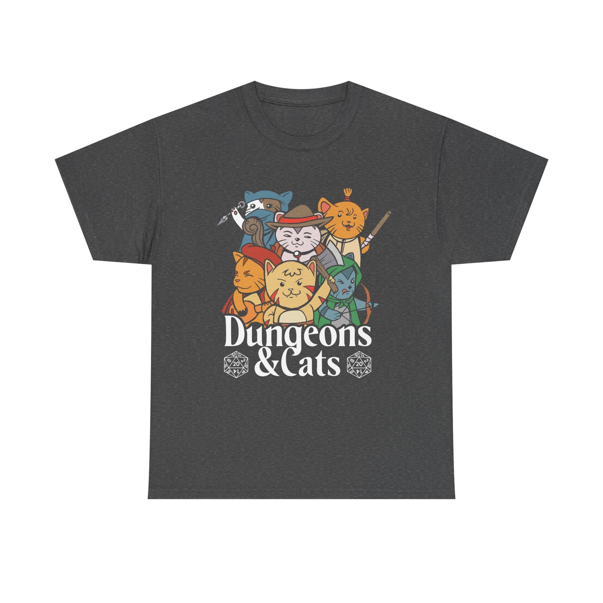 Dunkelgraues T‑Shirt mit farbigem RPG‑Frontprint: Cartoon‑Katzen mit Waffen, Zauberkräften und Fantasy‑Outfits.