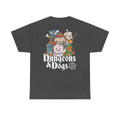 Dunkelgraues T‑Shirt mit farbigem RPG‑Motiv: Sieben Hunde als DnD‑Helden mit Waffen, Rüstungen und Würfel.
