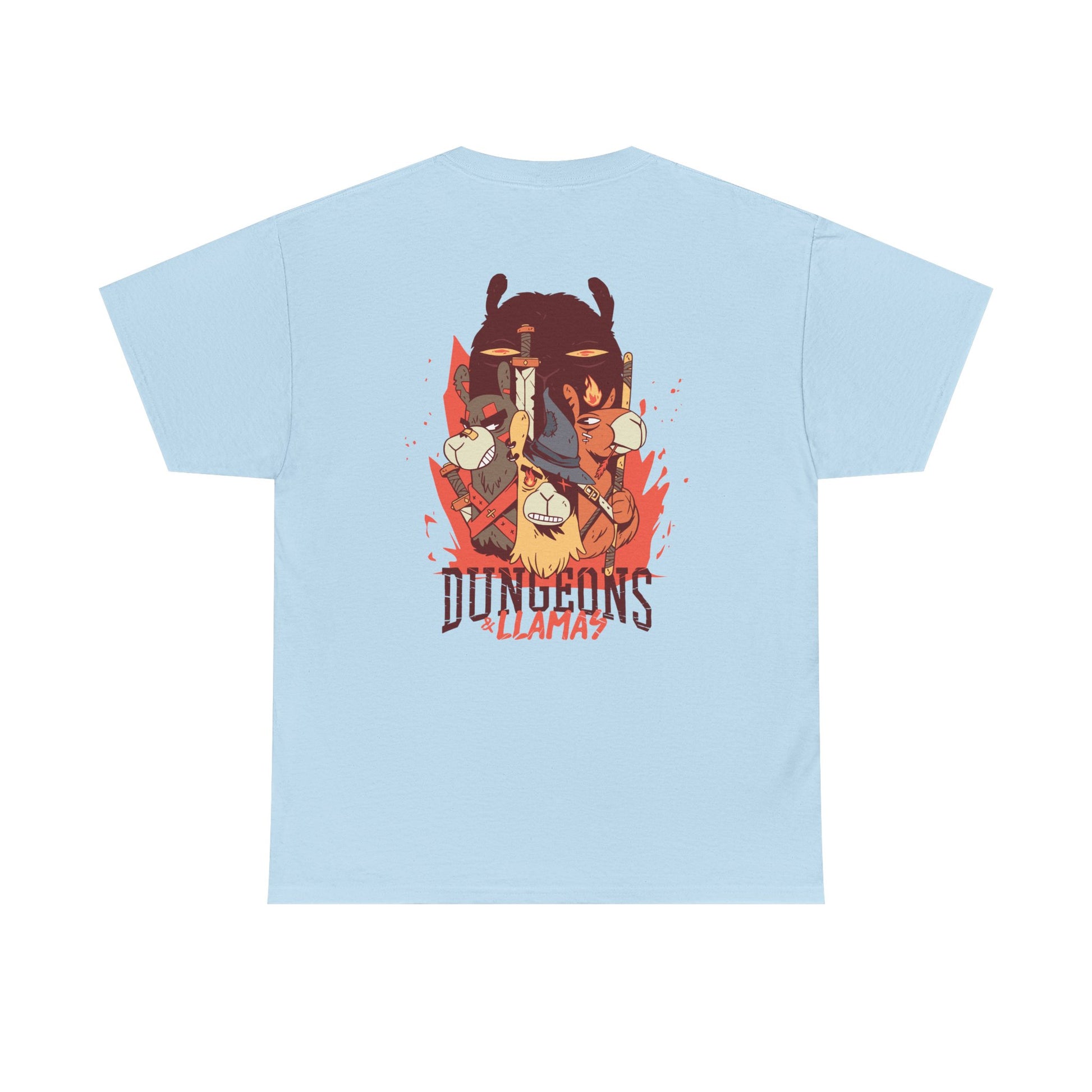 Hellblaues Unisex T-Shirt mit Fantasy Back Print. Dungeons and Dragons Lamas als Comic-Helden mit Waffen, Rüstung und rotem Actionhintergrund.