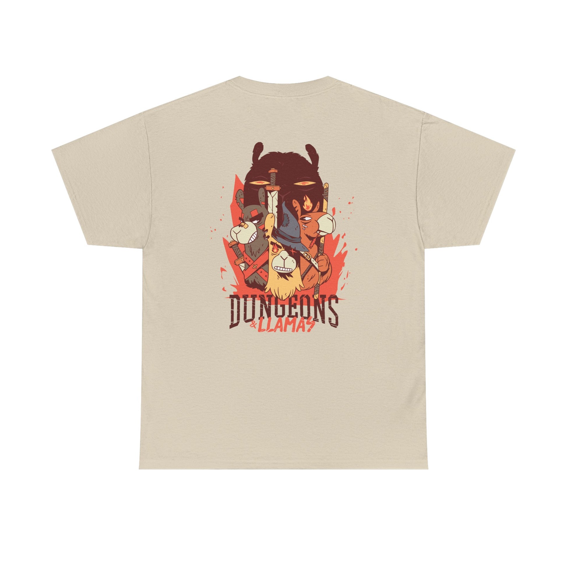 Sandfarbenes T-Shirt mit Back Print im Dungeons and Dragons Stil. Vier Lamas als Comic-Figuren mit Schwert, Helm, Magierhut und dunkler Kapuze.