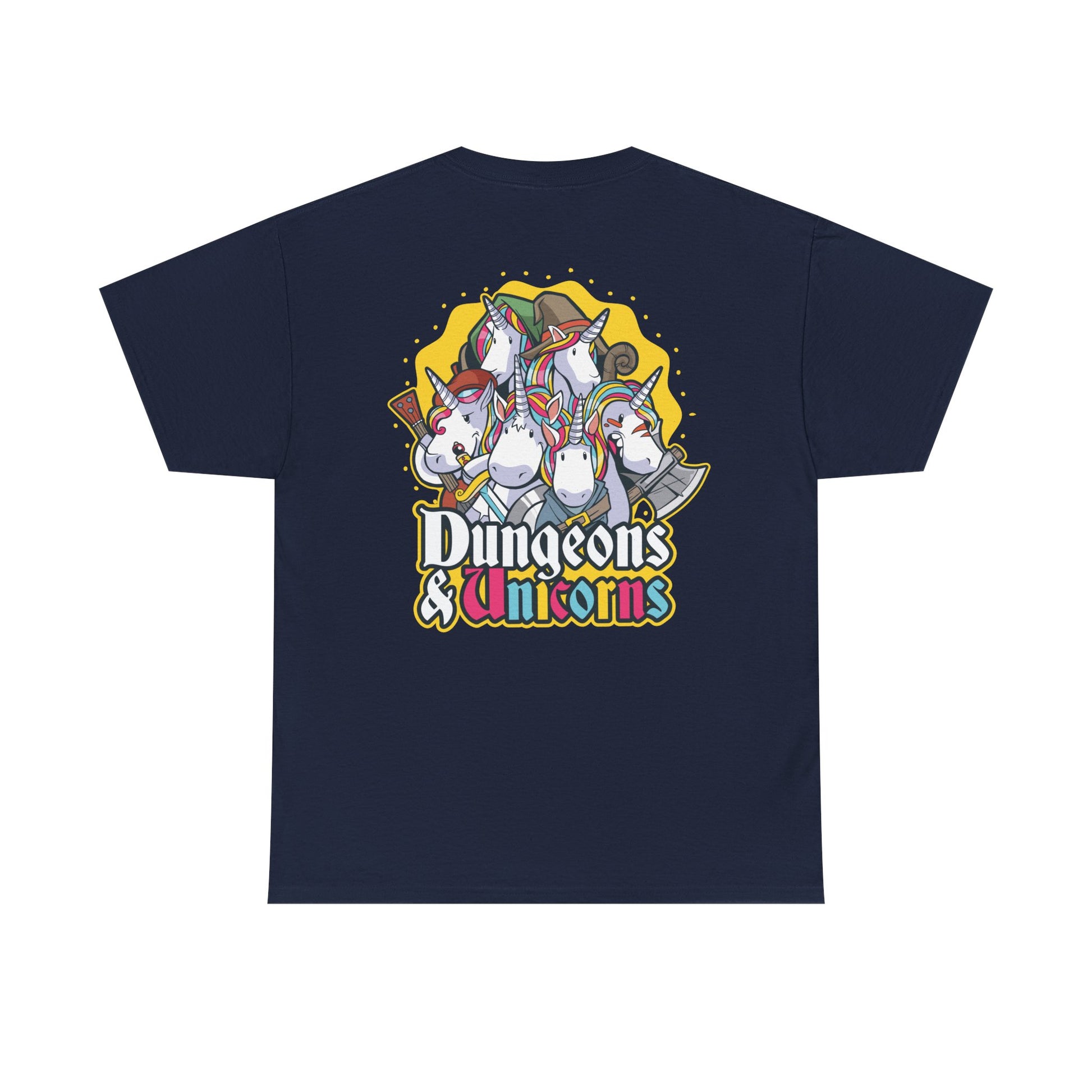 Marineblaues T‑Shirt mit Rückendruck: Farbige Comic‑Einhörner als Fantasy‑Helden mit RPG‑Waffen und magischen Details.