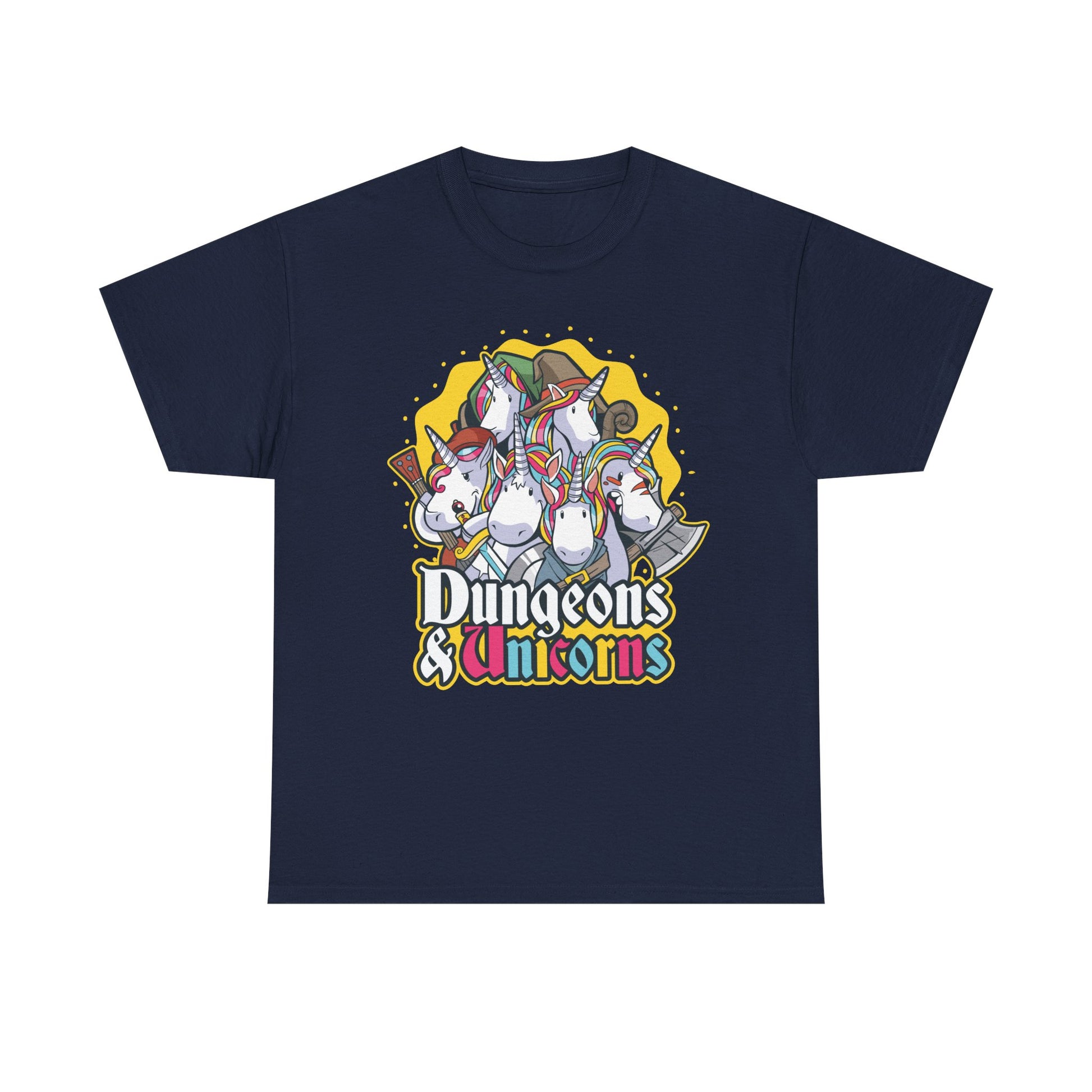 Marineblaues T‑Shirt mit bunter Vorderseiten‑Grafik: Cartoon‑Einhörner als Rollenspiel‑Helden mit Schwertern, Bögen und Zauberkräften.