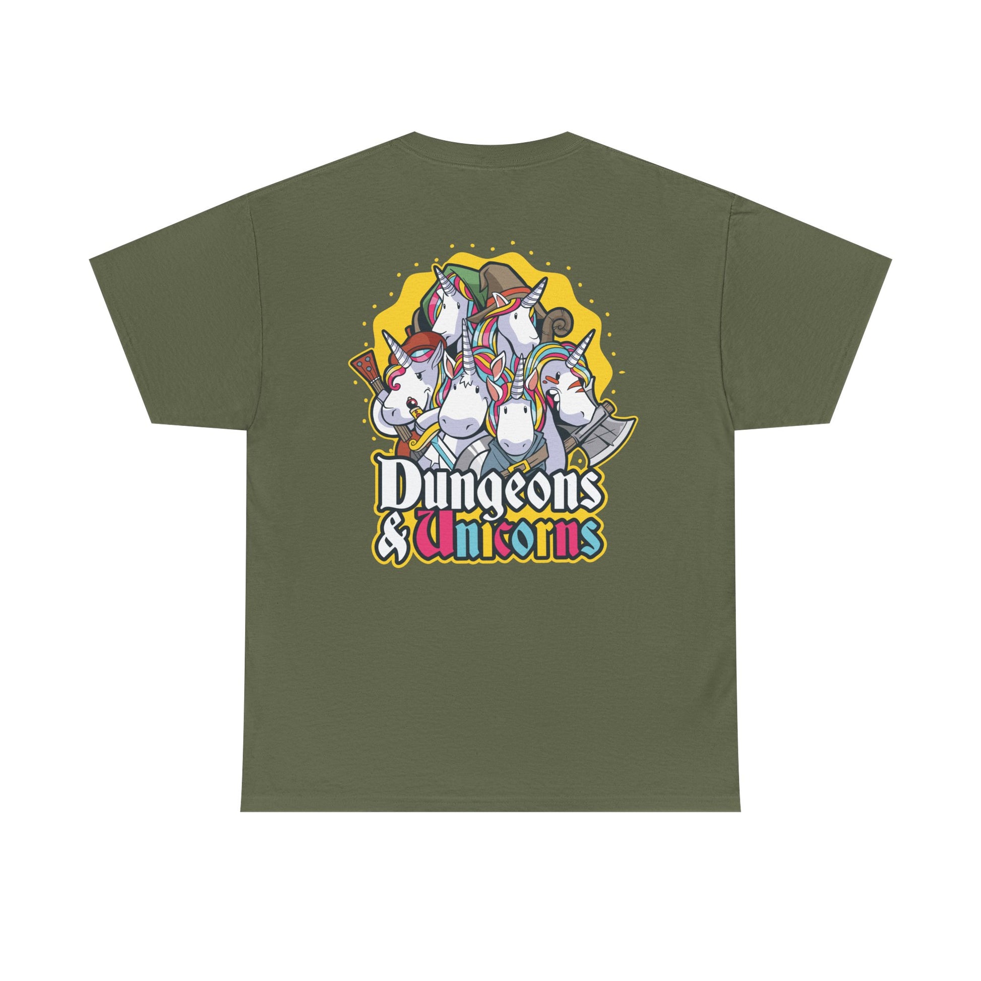 Militärgrünes Shirt mit RPG‑Rückendruck: Mehrere Einhörner mit magischen Waffen und Ausrüstung als Rollenspiel‑Helden.