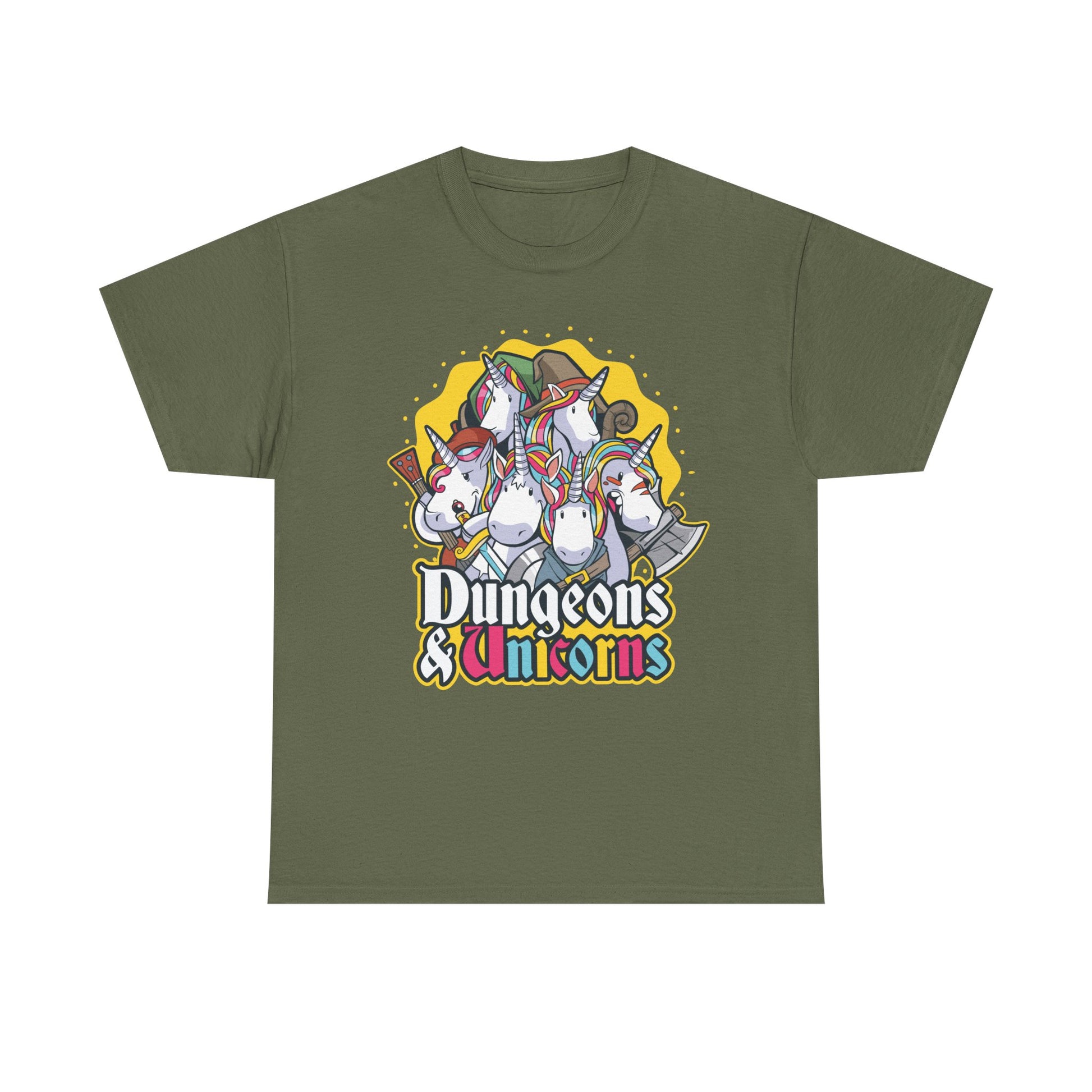 Militärgrünes T‑Shirt mit farbigem Frontdesign: Sechs Einhörner als mutige RPG‑Helden mit Fantasy‑Ausrüstung.