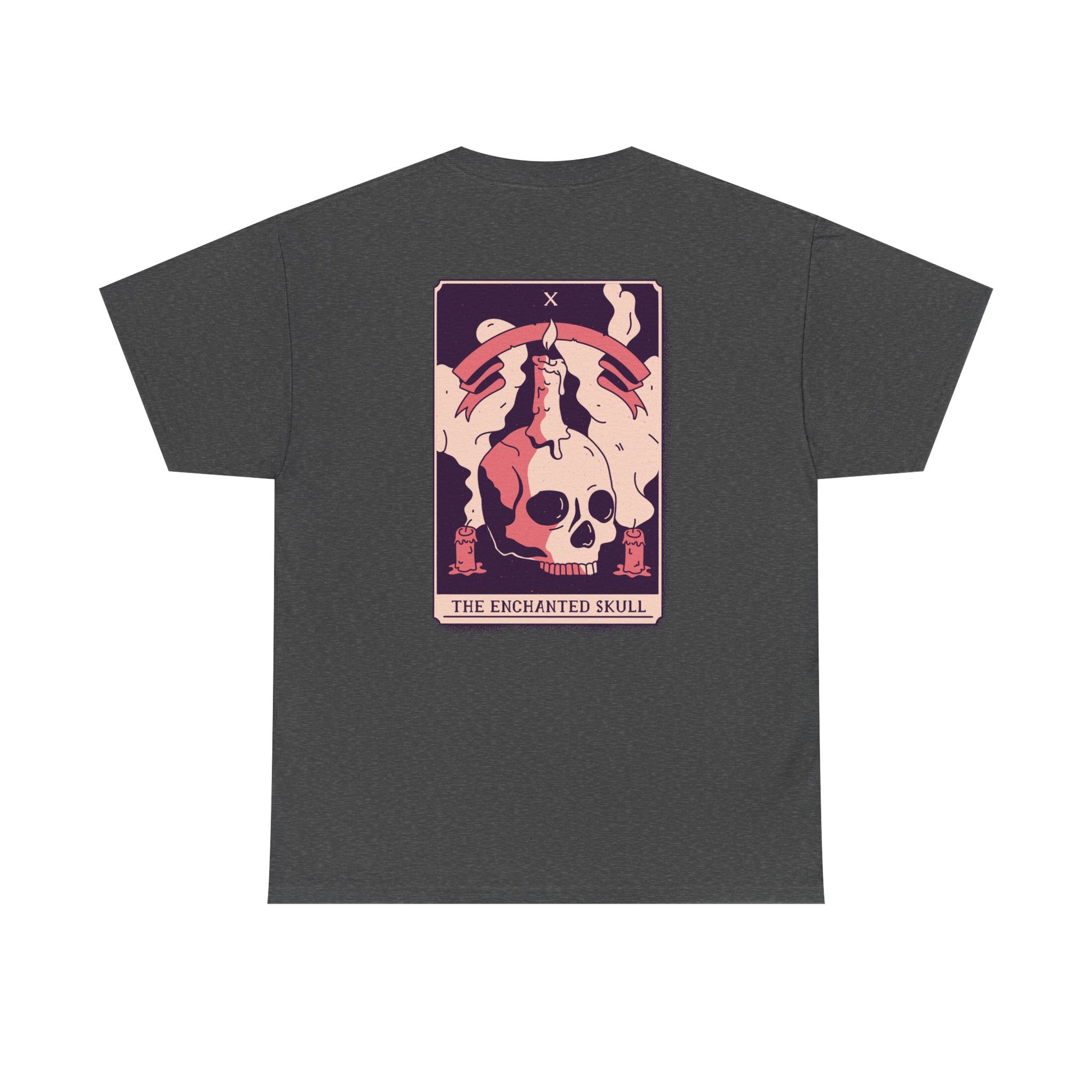 Dunkelgraues Shirt mit Tarot-Design auf dem Rücken: Ein Schädel mit aufgesetzter Kerze, Rauch und violettem Hintergrund.