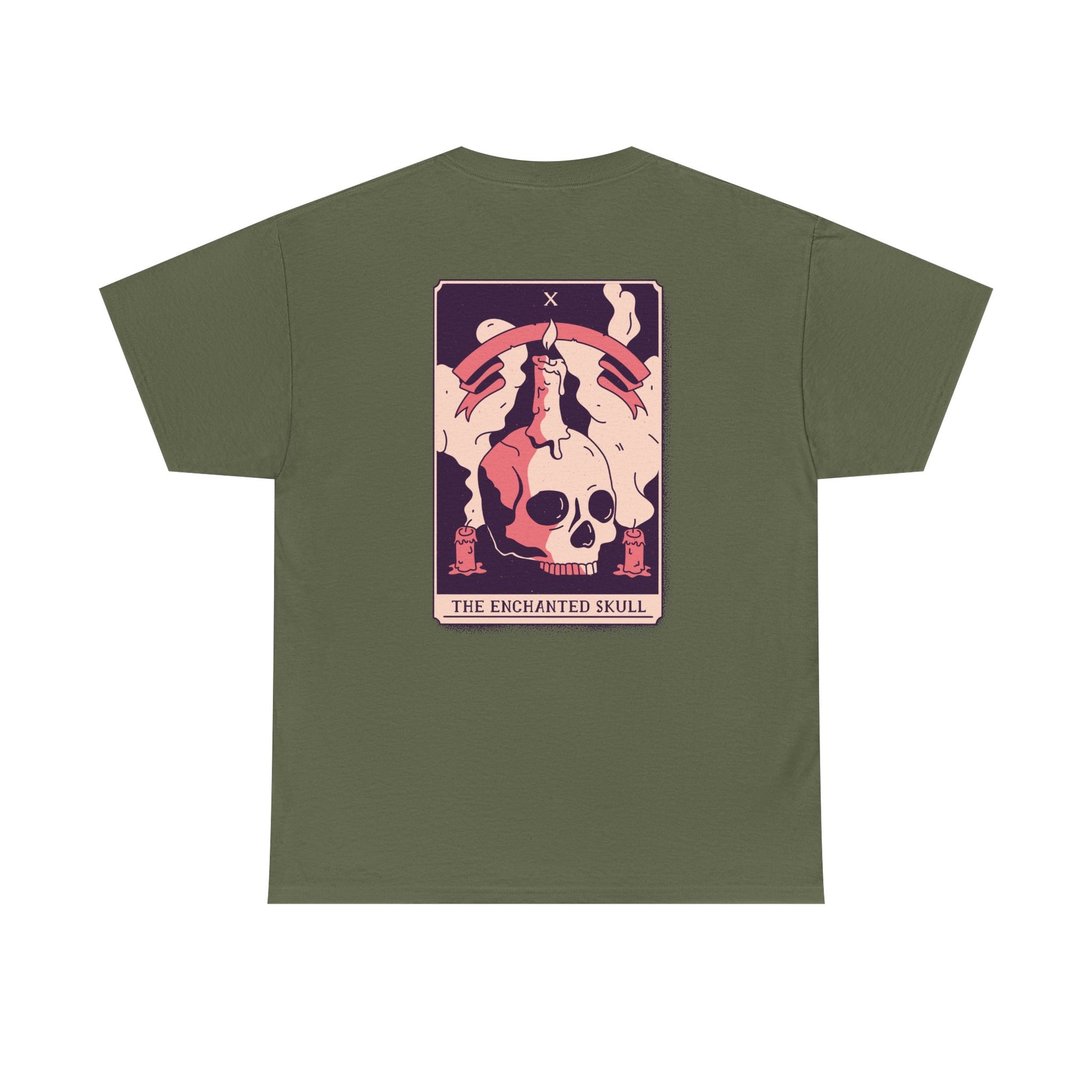 Militärgrünes T-Shirt mit Rückenmotiv: Tarotkarte zeigt einen verzauberten Schädel mit Kerzenlicht und Rauchwirbeln.