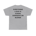 Graues Unisex T-Shirt mit Back-Print und dem englischen Spruch „Everything I love is illegal, expensive or blonde“
