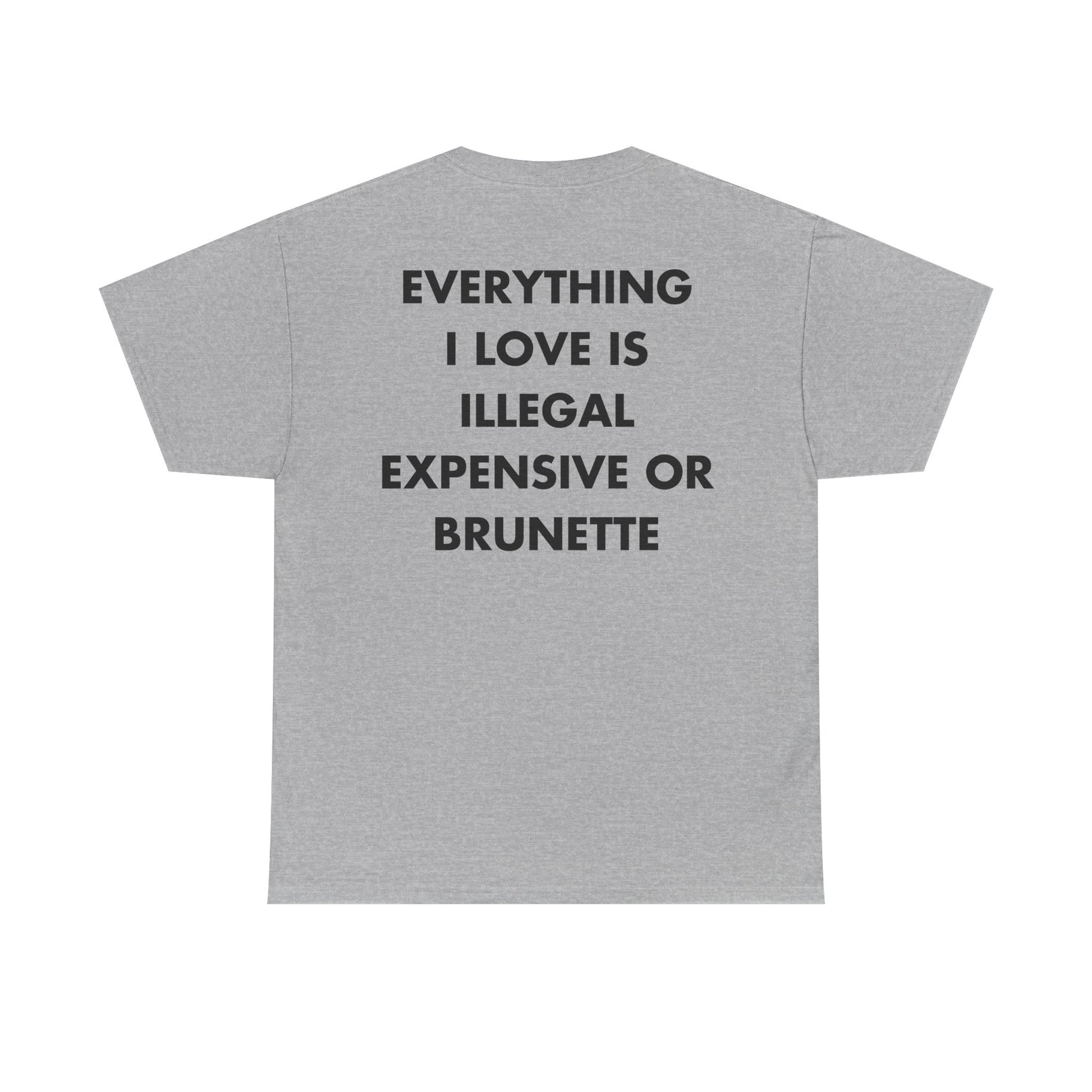 Graues Unisex T-Shirt mit Back-Print und dem englischen Spruch „Everything I love is illegal, expensive or brunette“