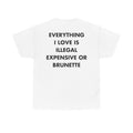 Weißes Unisex T-Shirt mit Back-Print und dem Spruch „Everything I love is illegal, expensive or brunette“