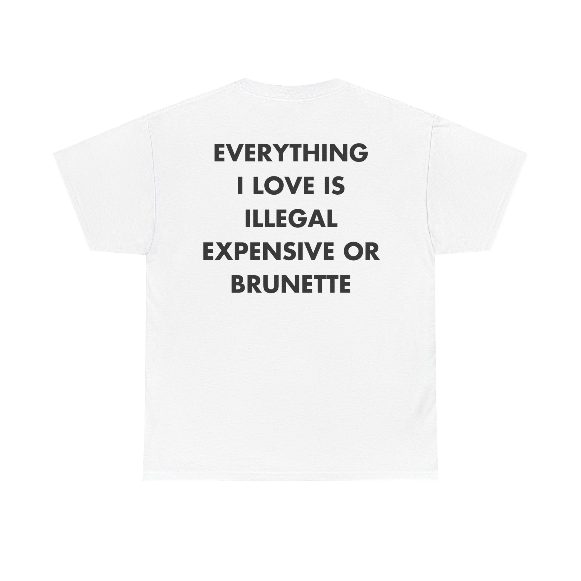Weißes Unisex T-Shirt mit Back-Print und dem Spruch „Everything I love is illegal, expensive or brunette“