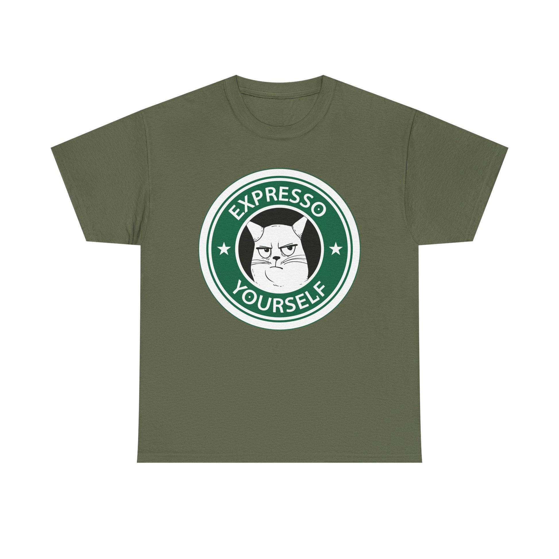 Militärgrünes Shirt mit stilisiertem Kaffeehaus-Logo und „Expresso Yourself“ Spruch – grimmiger Katzencharme inklusive.