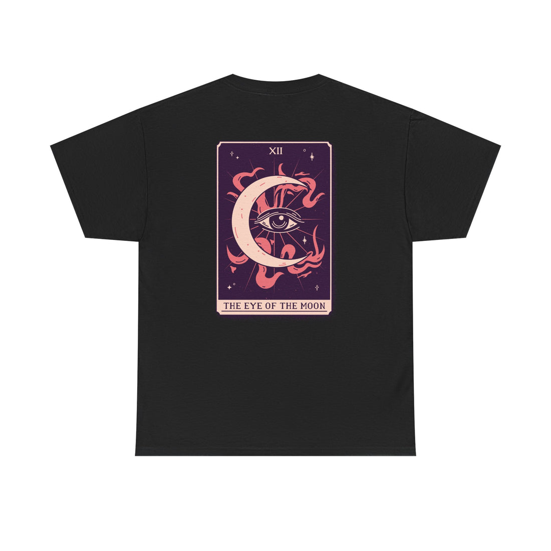 Schwarzes T-Shirt mit Tarotkarten-Design auf dem Rücken: Halbmond mit zentralem Auge, umgeben von mystischem Rauch auf violettem Hintergrund.