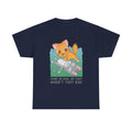 Marineblaues T-Shirt mit Comic-Zeichnung: zwei süße Katzen, eine pupst, andere fällt um – witziger Text „Come on man, my fart wasn’t that bad“, cooles Geschenk für Katzenfans mit Humor.