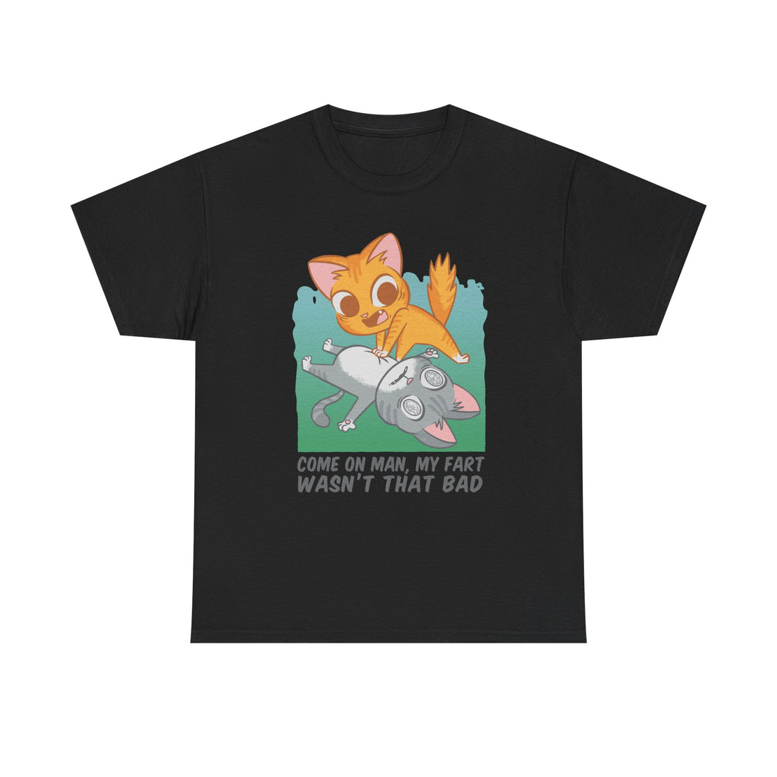 Schwarzes T-Shirt mit lustigem Katzenmotiv: orangefarbener Kater pupst, graue Katze fällt dramatisch um – humorvolles Design mit Text „Come on man, my fart wasn’t that bad“, perfektes Geschenk für Katzenfreunde mit Sinn für Humor.