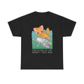 Schwarzes T-Shirt mit lustigem Katzenmotiv: orangefarbener Kater pupst, graue Katze fällt dramatisch um – humorvolles Design mit Text „Come on man, my fart wasn’t that bad“, perfektes Geschenk für Katzenfreunde mit Sinn für Humor.