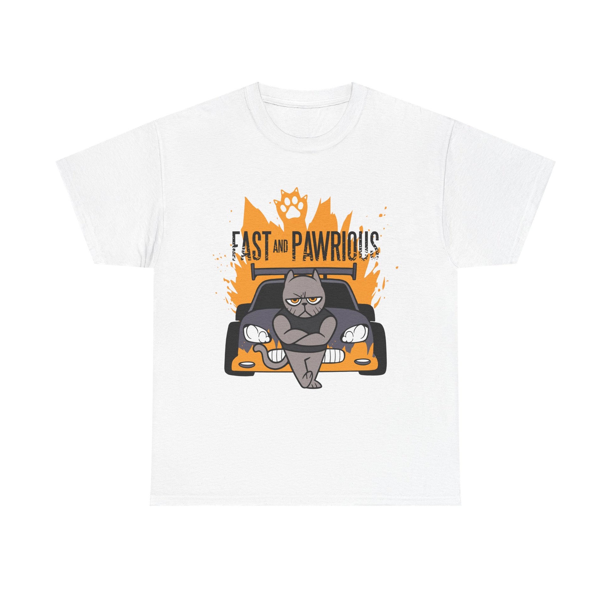 Weißes Shirt mit cooler Cartoonkatze vor einem Rennwagen. Eine tierisch schnelle Hommage an Fast & Furious – mit Flammen, Pfotenabdruck und viel Attitüde.