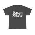 Dunkelgraues T Shirt mit cooler Textgrafik. Das Frontdesign ist eine witzige Hommage an das Fast and Furious Franchise mit auffälliger Typografie.
