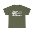 Militärgrünes Shirt mit Rennsport-Textparodie. Die Front zitiert das Layout von Fast and Furious, kombiniert mit dem lustigen Spruch The Fast Breite and the Furious.