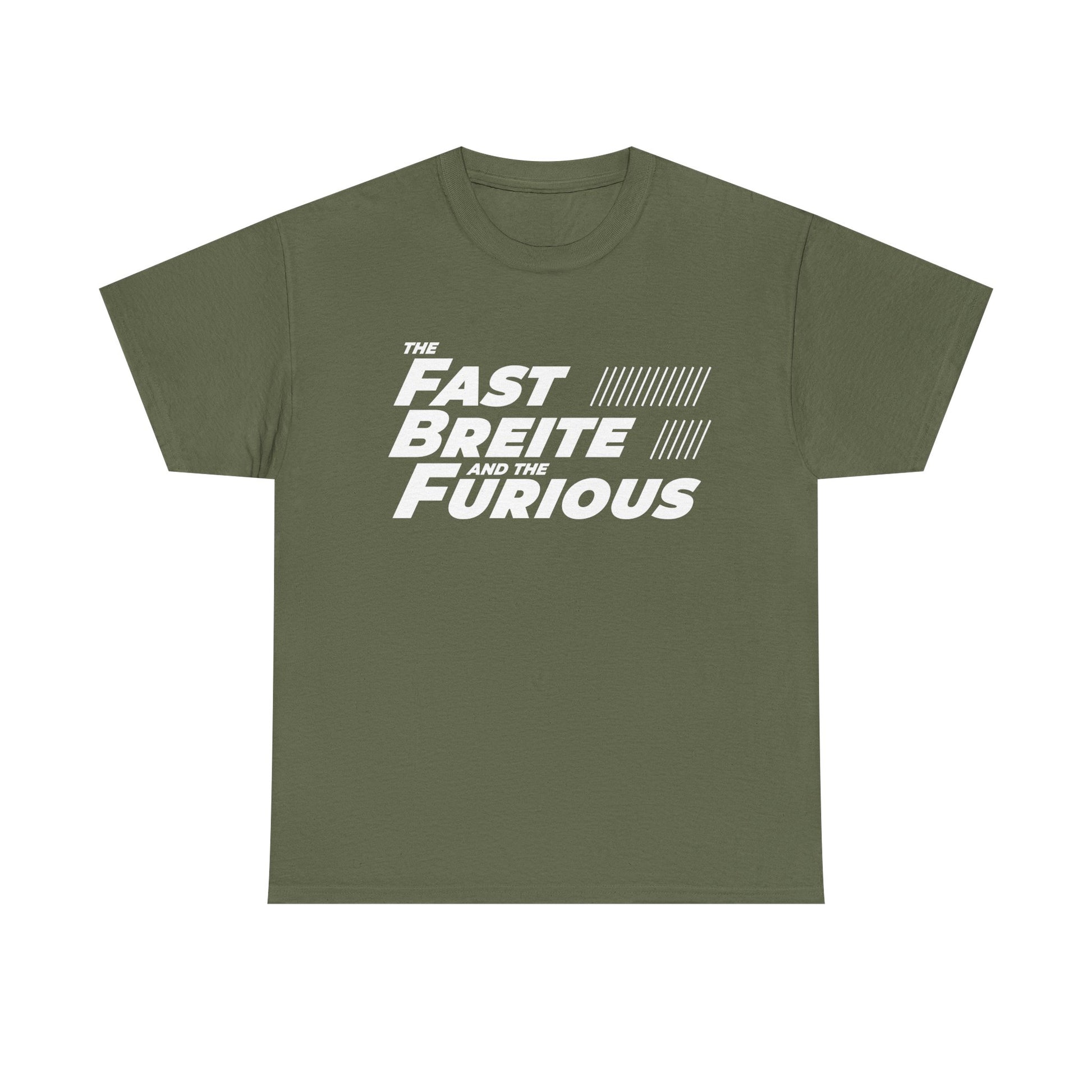 Militärgrünes Shirt mit Rennsport-Textparodie. Die Front zitiert das Layout von Fast and Furious, kombiniert mit dem lustigen Spruch The Fast Breite and the Furious.