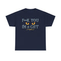 Marineblaues T-Shirt mit sarkastischem Katzenmotiv – Spruch „F**k You I’m a Cat“ und wachsame Katzenaugen in Orange.