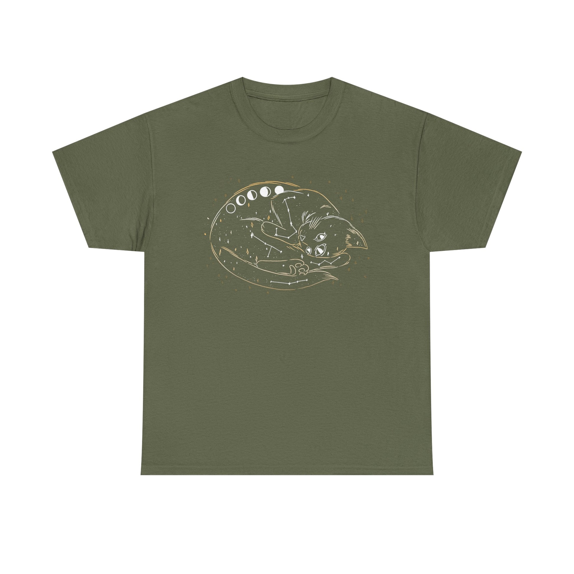 Militärgrünes T-Shirt mit mystischer Katze, eingerollt im All mit Mondphasen darüber – ein Statement für Sternzeichen- und Katzenfans.
