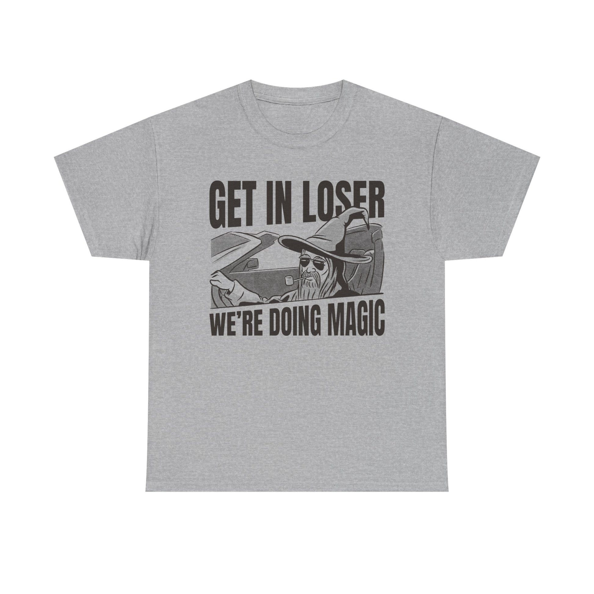 Graues Shirt mit witzigem Print: Ein Gandalf-ähnlicher Zauberer fährt ein Auto – „Get in loser, we’re doing magic“ als Mix aus „Herr der Ringe“ und Popkultur.