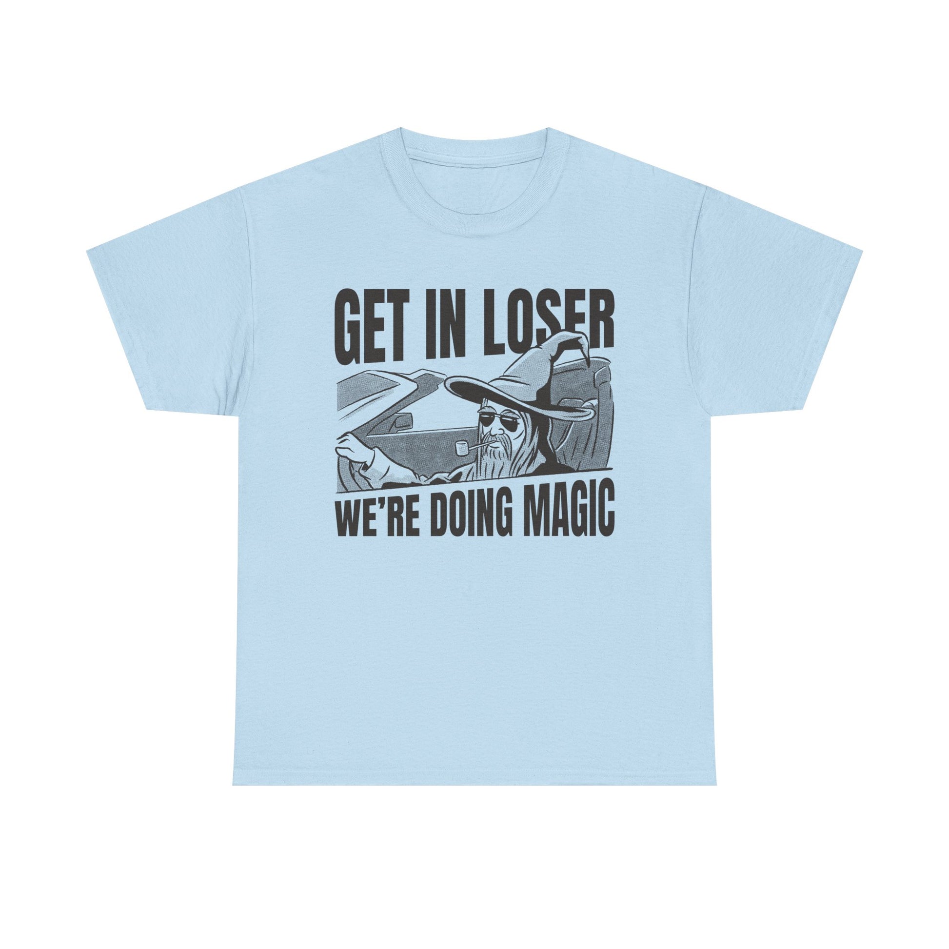 Hellblaues Shirt mit einem Zauberer am Steuer: Gandalf-Vibes in Meme-Optik. Der Print „Get in loser, we’re doing magic“ verbindet Fantasy mit Internetkultur.