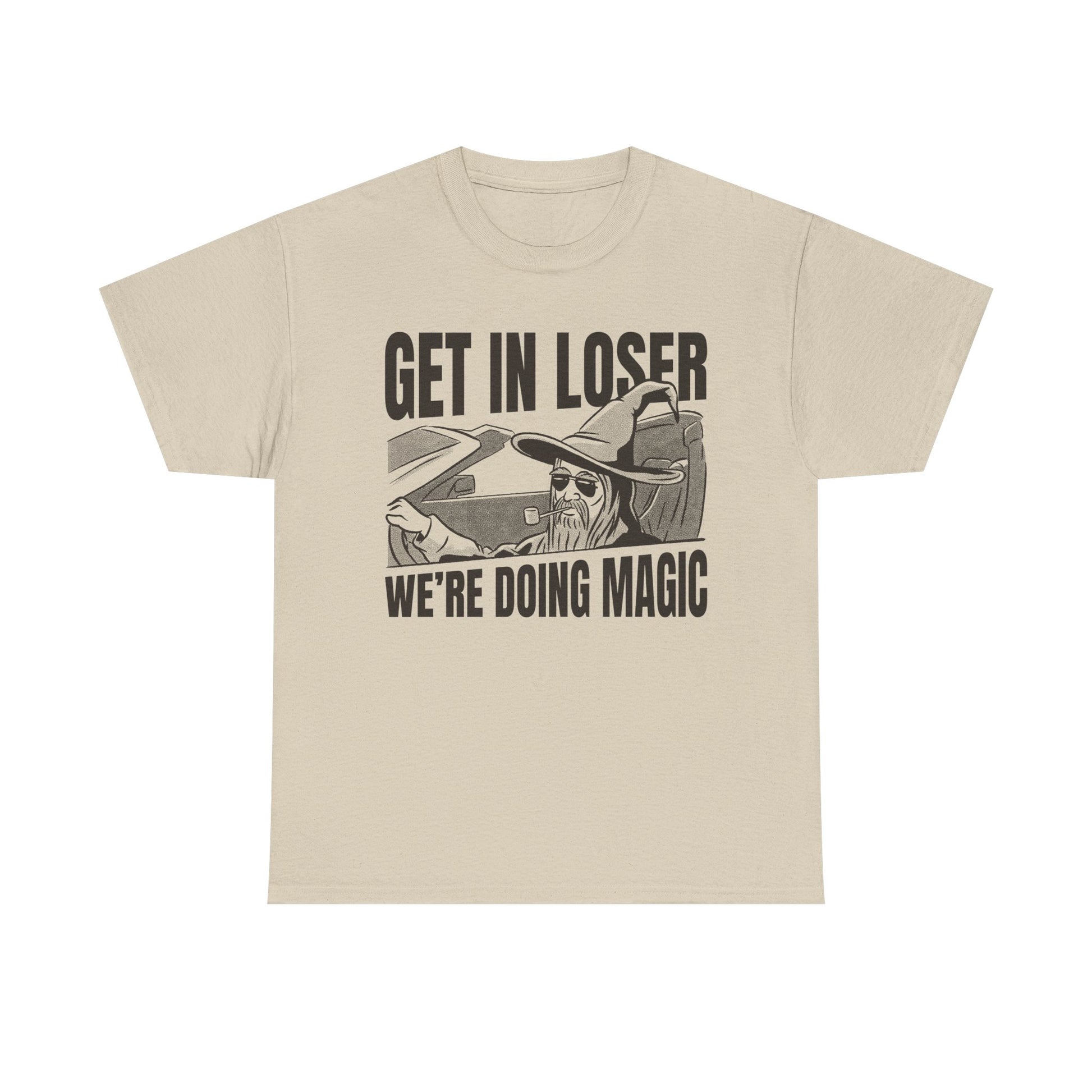Beiges Shirt mit sarkastischem Zauberer-Print: „Get in loser, we’re doing magic“ – der Klassiker Gandalf meets Meme.