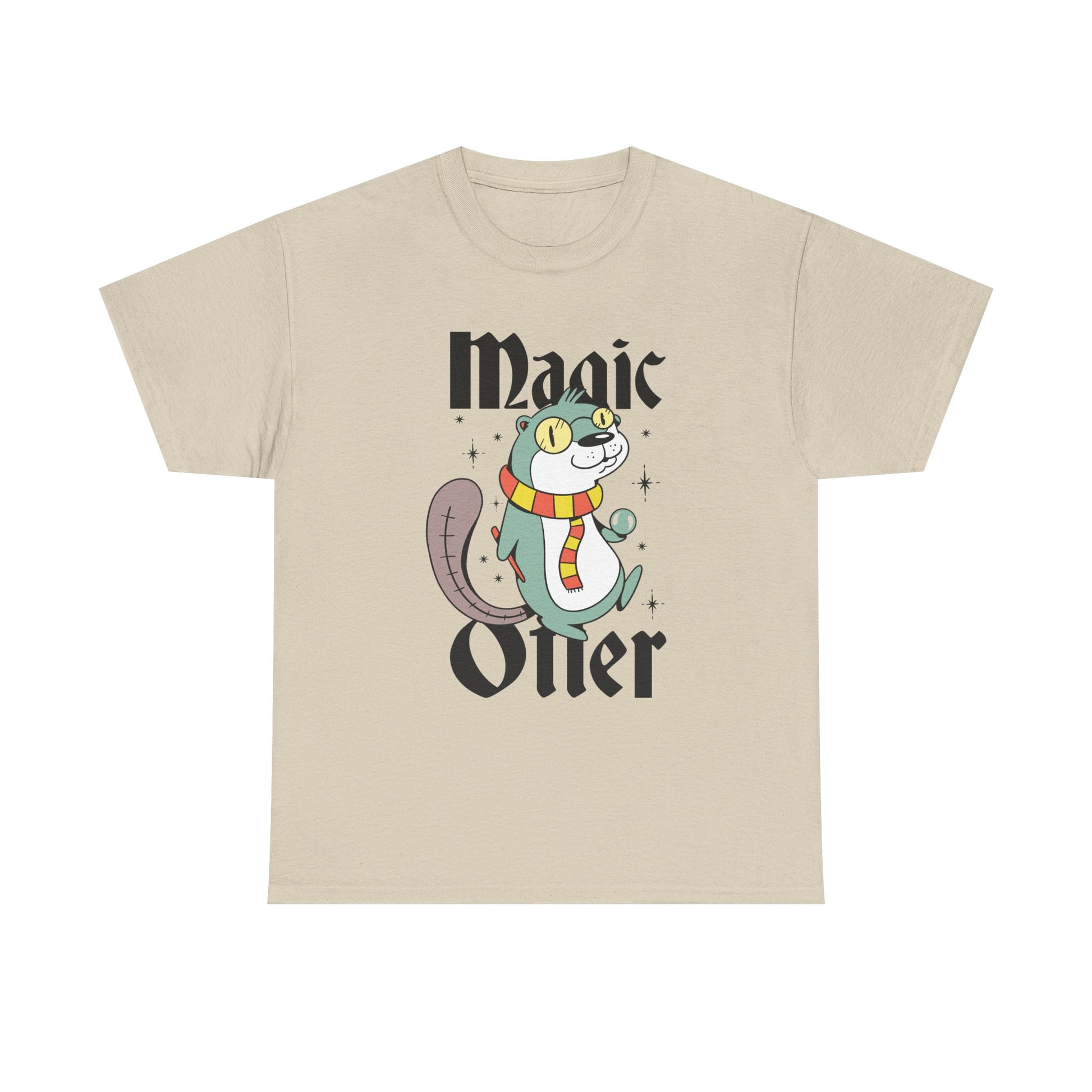 Comic-Print auf sandfarbenem Shirt: Ein zaubernder Otter parodiert Harry Potter – mit Brille, Stab und Hogwarts-Flair.