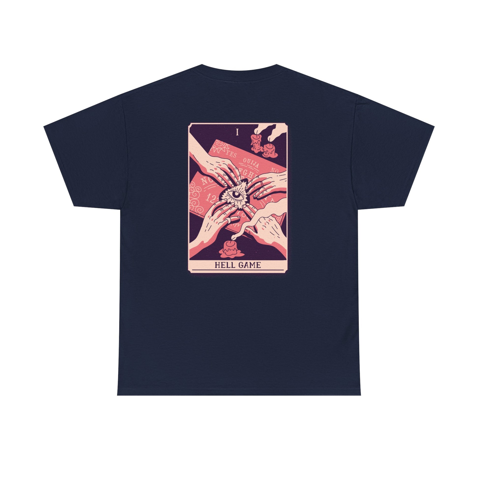 Marineblaues Shirt mit intensiver Rückengrafik: Vier Hände über Ouija-Planchette, ein dämonisches Auge im Zentrum, lodernde Details auf mystischem Tarot-Hintergrund.