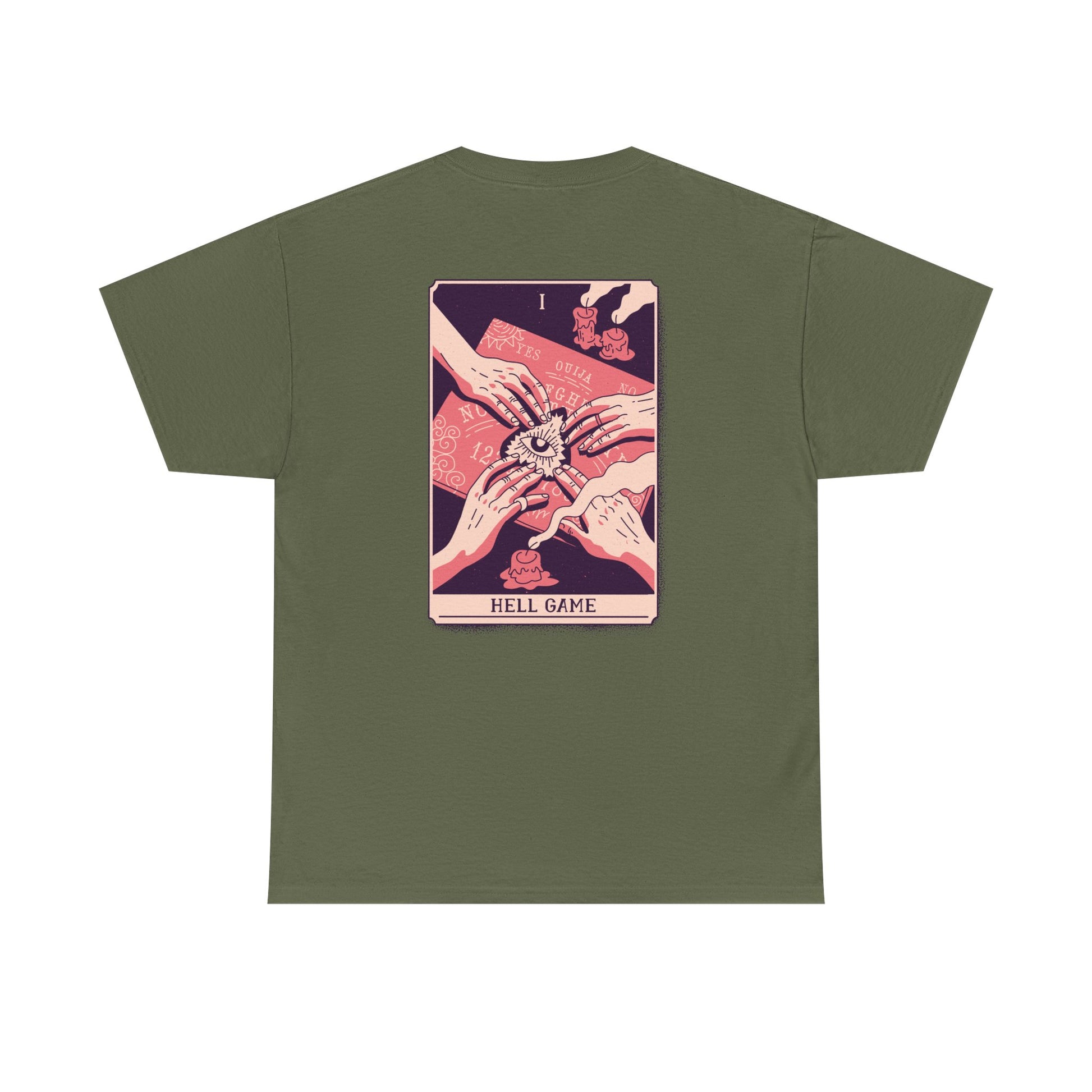 Militärgrünes Shirt mit intensiver Rückengrafik: Vier Hände über einer Tarotkarte mit Ouija-Design, dämonischem Auge und lodernden Elementen.