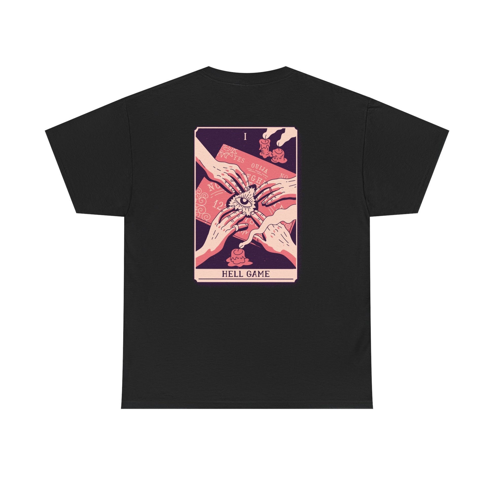 Schwarzes T-Shirt mit okkultem Tarotkarten-Design auf dem Rücken: Vier Hände kreisen über ein dämonisches Ouija-Brett, ein Auge im Zentrum, Flammen und mystische Details – Schriftzug „HELL GAME“.
