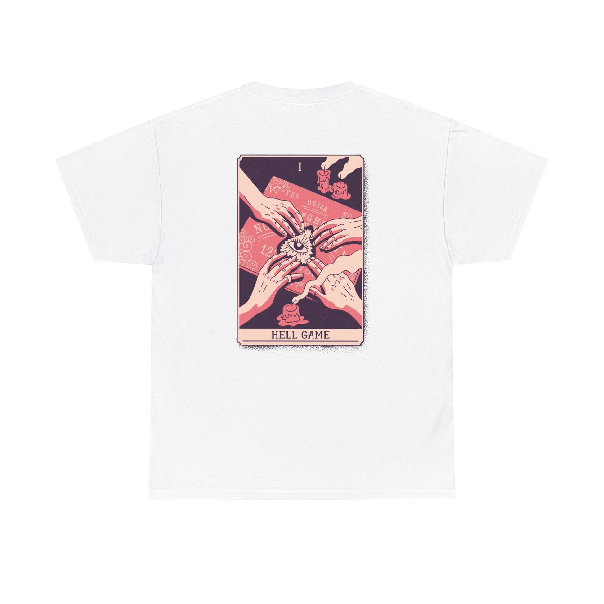 Weißes T-Shirt mit auffälligem Tarotkarten-Print auf dem Rücken: Vier Hände greifen nach einem finsteren Auge über einem Ouija-Brett, verziert mit Rauch, Symbolen und Flammen.