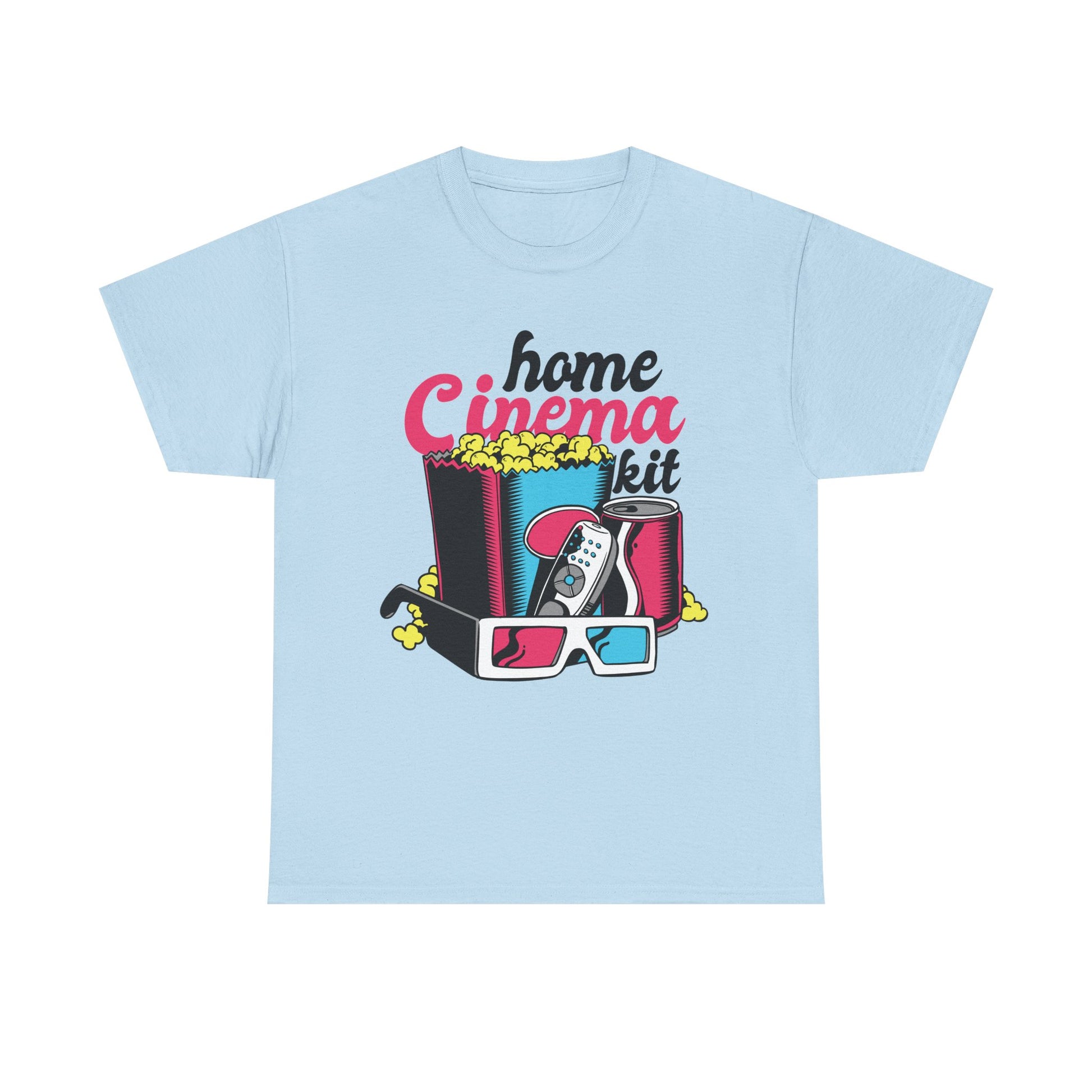 Hellblaues Shirt mit kultigem Print: Das „Home Cinema Kit“ zeigt Popcorn, Cola, Fernbedienung und 3D-Brille – Kino für zuhause, stylisch verpackt.