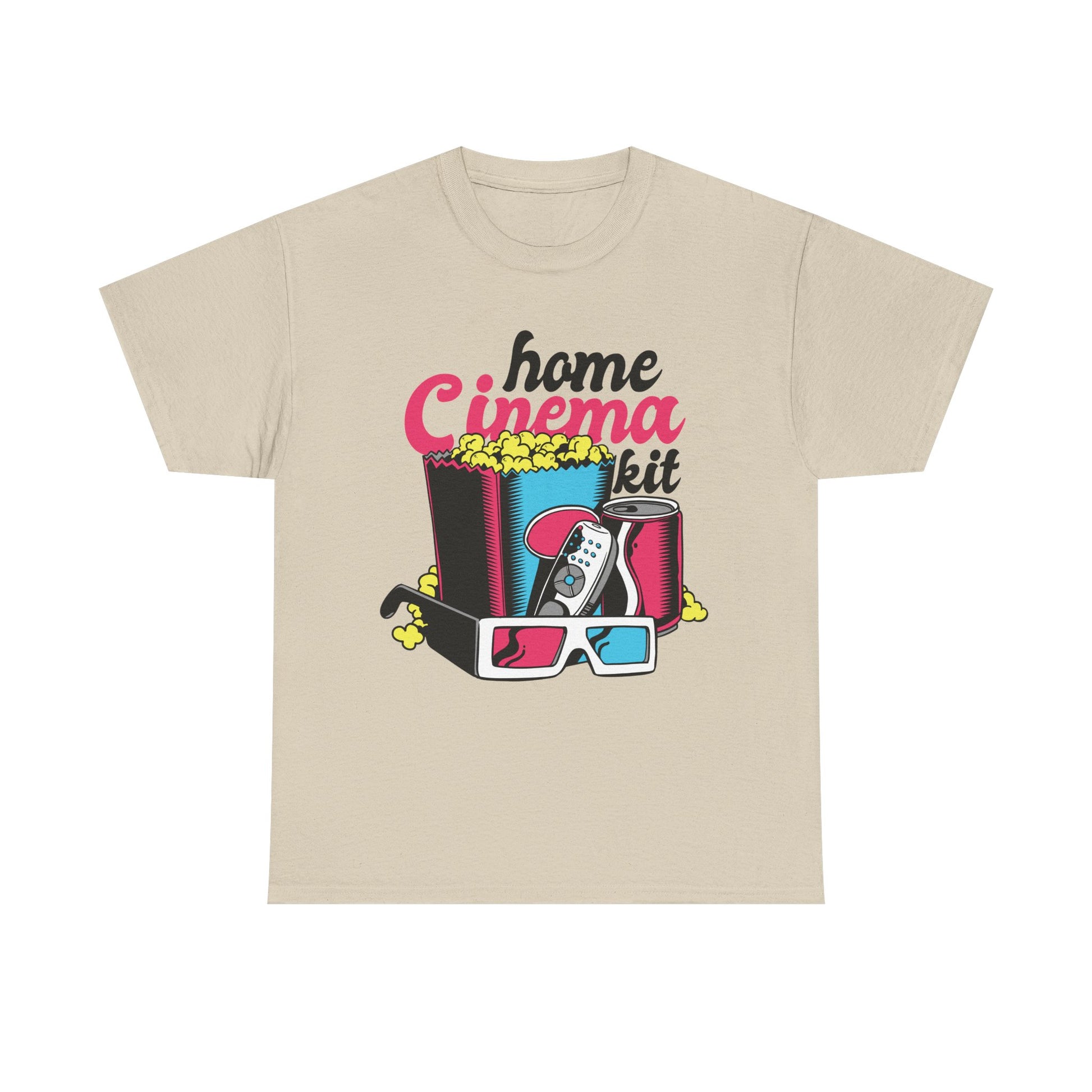 Beiges Shirt mit kultigem Print: 3D-Brille, Cola-Dose, Popcorn und Fernbedienung das „Home Cinema Kit“ als bunte Liebeserklärung an den Couch-Kinoabend.