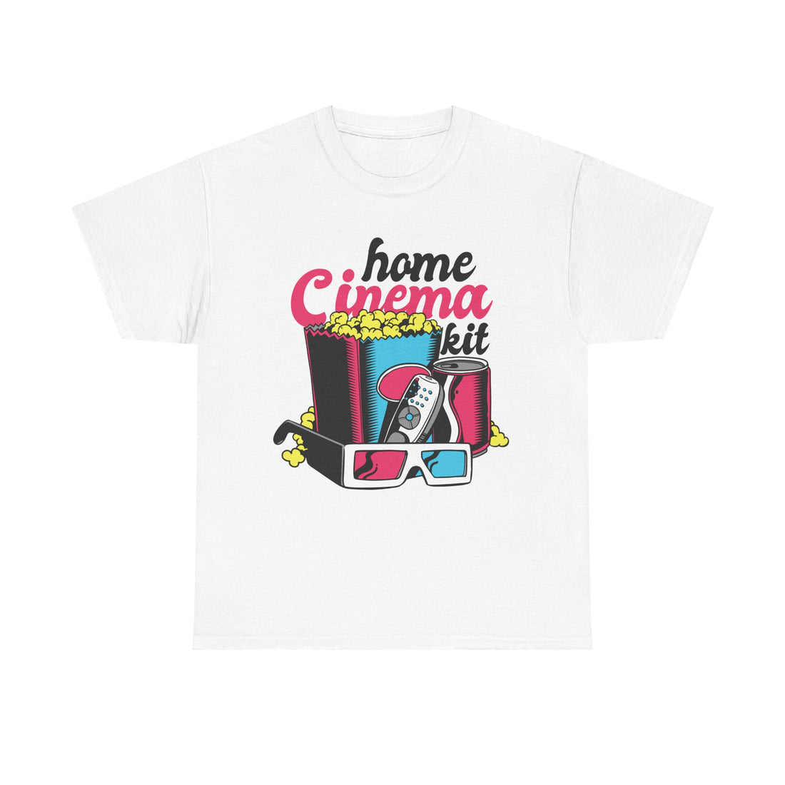 Weißes Shirt mit bunter Illustration: Popcorn, Fernbedienung, Softdrink und 3D-Brille ergeben das perfekte „Home Cinema Kit“ – augenzwinkernde Hommage an gemütliche Filmabende.