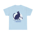 Hellblaues T-Shirt mit reduziertem Katzendesign: Die blaue Katze kippt eine Tasse mit nonchalanter Geste. Dazu der Text „I DO WHAT I WANT“ – perfekt für Freigeister mit Sinn für Humor.
