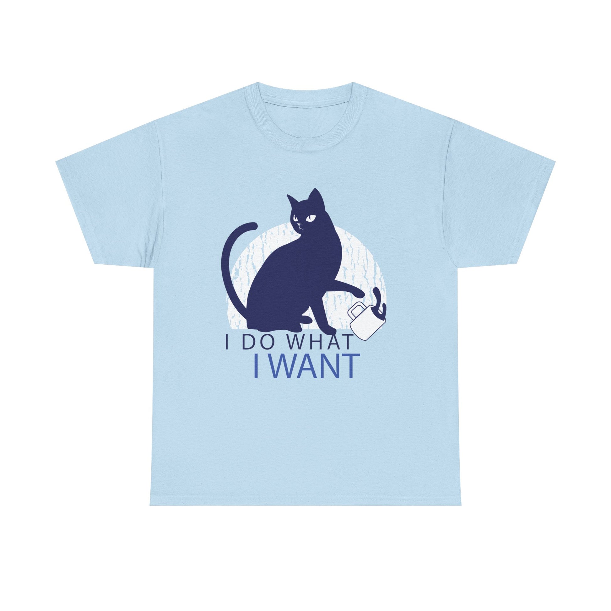 Hellblaues T-Shirt mit reduziertem Katzendesign: Die blaue Katze kippt eine Tasse mit nonchalanter Geste. Dazu der Text „I DO WHAT I WANT“ – perfekt für Freigeister mit Sinn für Humor.